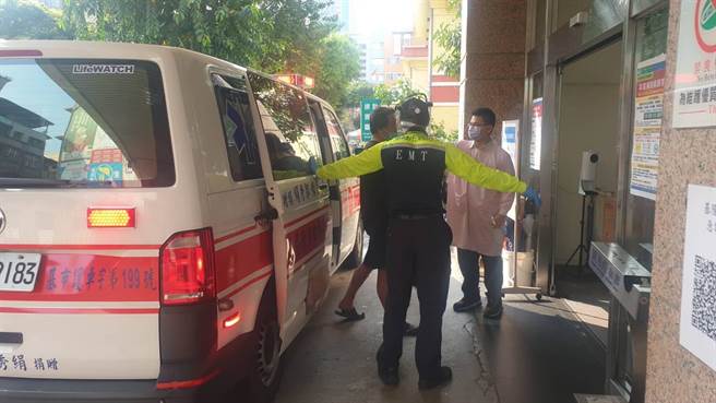 40歲男子遇到盤查疑因畏罪，當場吞下不明白色粉末。（楊亞璇翻攝）