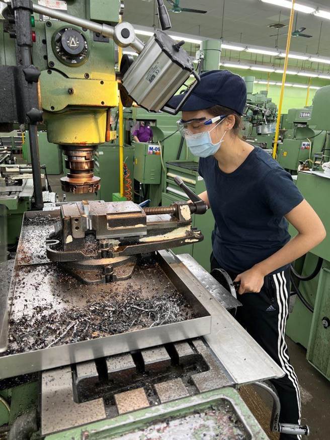 （小容順利取得機械加工技術士證，跨足機械產業，成功飛往嶄新職涯人生。圖／勞動部）