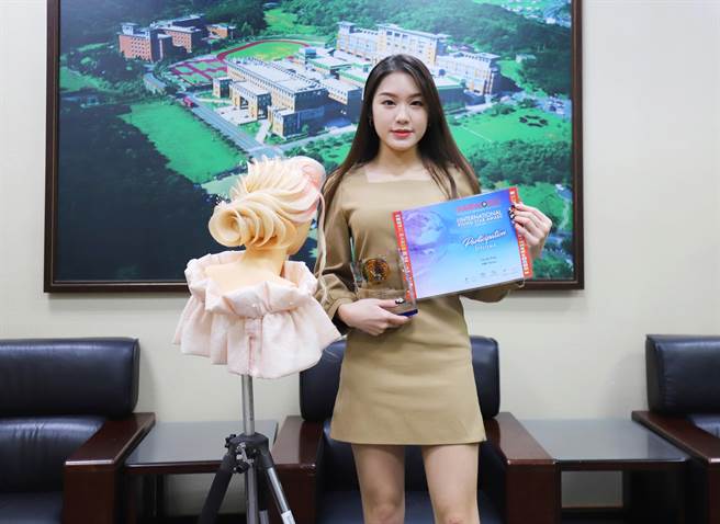 获得OMC美髮世界杯美髮彩妆竞赛，青年组新娘髮型银牌的许诗雅同学。（育达科大提供／谢明俊苗栗传真）