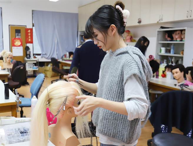 荣获OMC美髮世界杯美髮彩妆竞赛，青年组新娘髮型金牌的时尚系同学郭家彤。（育达科大提供／谢明俊苗栗传真）