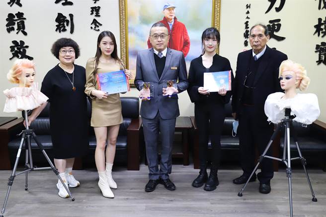 荣获OMC美髮世界杯美髮彩妆竞赛，青年组新娘髮型金、银牌的时尚系同学郭家彤、许诗雅。（育达科大提供／谢明俊苗栗传真）