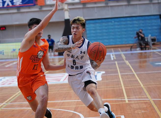 世新大学李威廷（右）12分。（大专体总提供）