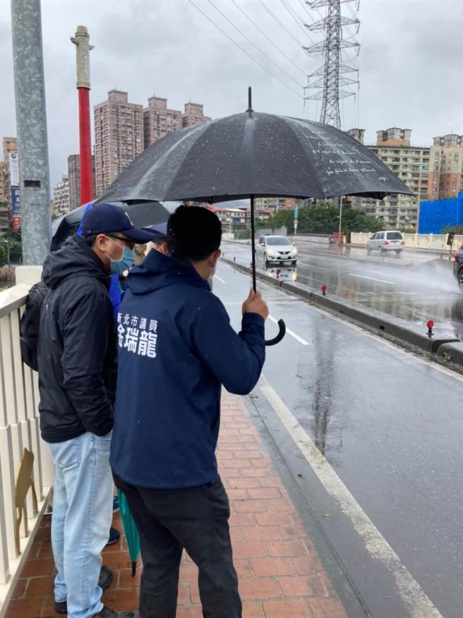 连接双北市的华中桥启用至今46年，每逢下雨时常积淹水，新北市议员金瑞龙日前邀集相关单位前往会勘。（金瑞龙提供）