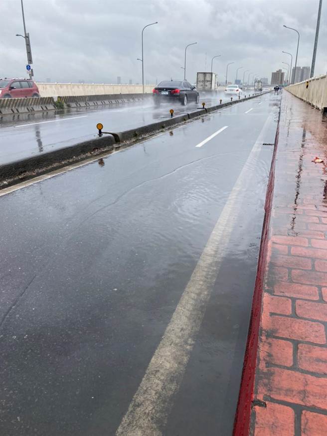 连接双北市的华中桥启用至今46年，每逢下雨时常积淹水，新北市议员金瑞龙日前邀集相关单位前往会勘。（金瑞龙提供）