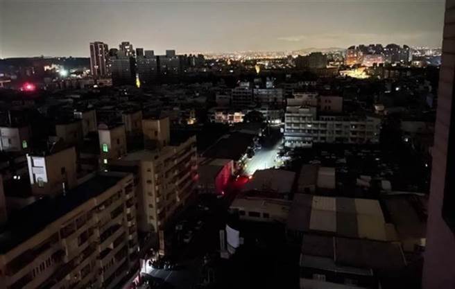 若夜尖峰用电仍高，今(3)日晚间可能必须分区轮流限电。图为815大停电。(资料照)