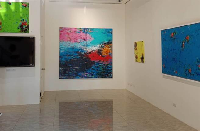 赖新龙花开浮金《藏金系列2022》个展即起至4月24日在高雄臻艺术展出。（赖新龙提供）