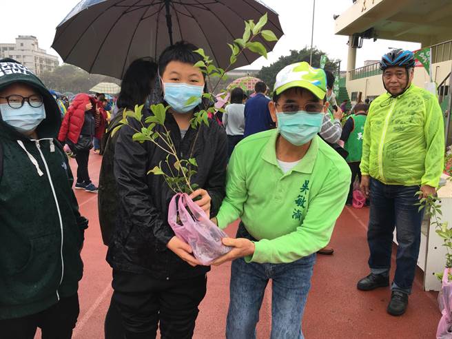 市議員吳敏濟指出，他已連續第12年邀林務局東勢林管處及台中市農業局聯合舉辦，歡迎屆時鄉親前往排隊領取。（市議員吳敏濟提供）