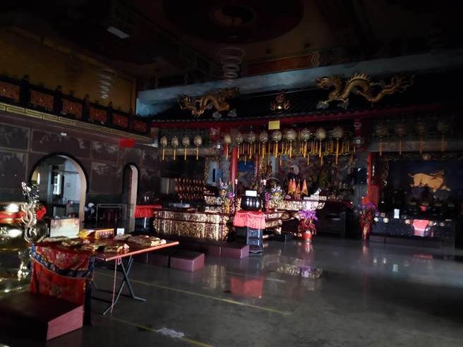 高市苓雅區著名的關公廟意誠堂因二度停電一片漆黑，讓信徒狠酸「台電停電讓神明也遭殃」。（讀者提供／石秀華高雄傳真）