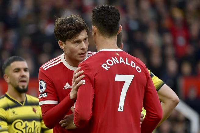 曼联Victor Lindelof(左)与队友Cristiano Ronaldo交谈。（美联社资料照）