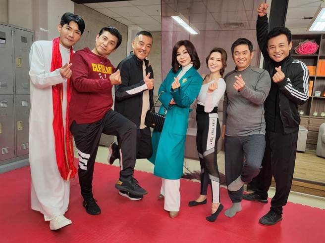 陈美凤(中)到瑜伽教室拍摄，自带女神光。（民视提供）