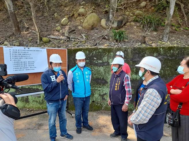 外埔水美國小北側段邊坡土石滑落，市議員李榮鴻3日召集相關單位會勘研擬改善辦法。(市議員李榮鴻提供)