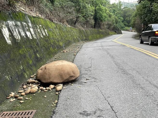 去年8月因為豪大雨，導致外埔區水美國小北側段邊坡土石滑落。（市議員李榮鴻提供）
