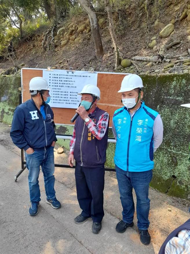 外埔水美國小北側段邊坡土石滑落，市議員李榮鴻3日召集相關單位會勘研擬改善辦法。(市議員李榮鴻提供)