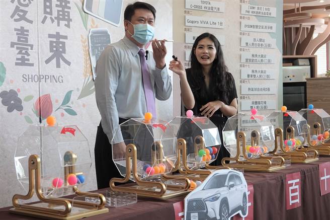 「2021愛購台東消費季」總登錄消費金額突破3.3億，縣府祕書長盧協昌（左）3日抽出最大壓軸頭獎油電汽車。（蔡旻妤攝）