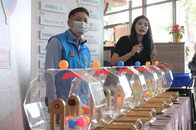 為期4個月的「2021愛購台東消費季」3日抽獎，縣府財經處長章正文（左）表示，今年民眾參與度較去年更加踴躍。（蔡旻妤攝）