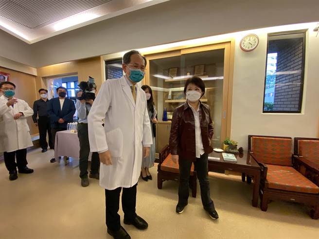 台中市長盧秀燕下午受邀出席台中榮總院長陳適安新書發表會。（馮惠宜攝）