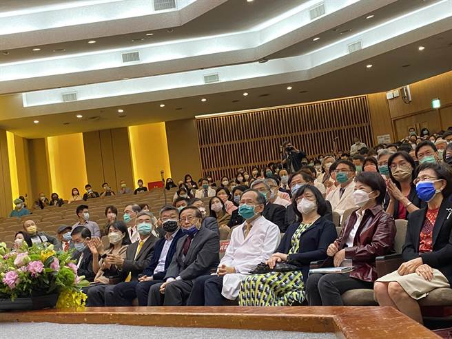 台中榮總院長陳適安在中榮舉辦新書發表會，立法院副院長蔡其昌與台中市長盧秀燕再度同台。（馮惠宜攝）