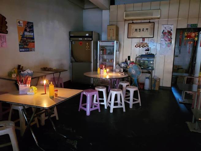 高市光華夜市的鱔魚麵店老闆為了怕消費者摸黑吃麵，好心點上蠟燭提供亮光。（石秀華攝）