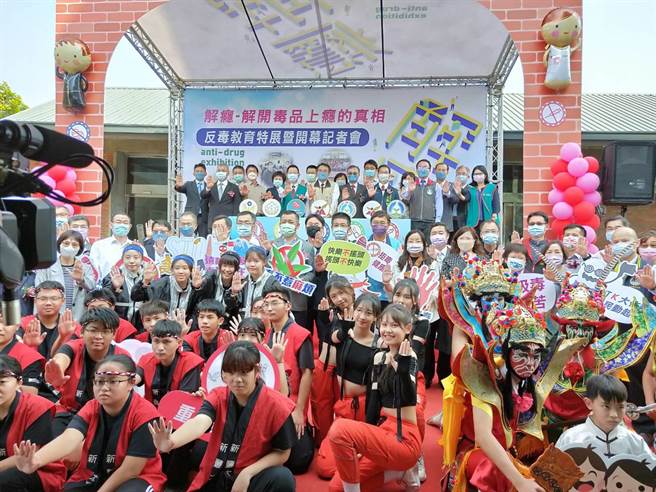 台南市长黄伟哲（后排中米黄背心者）参加反毒特展，与学生一起合影宣誓拒毒。（台南市政府提供／程炳璋台南传真）