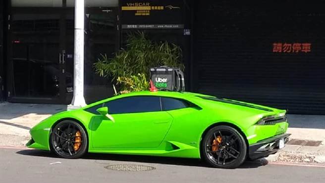 超跑上掛著外送包照片常被傳到臉書上，也立刻引起網友關注。（翻攝自臉書爆料公社）