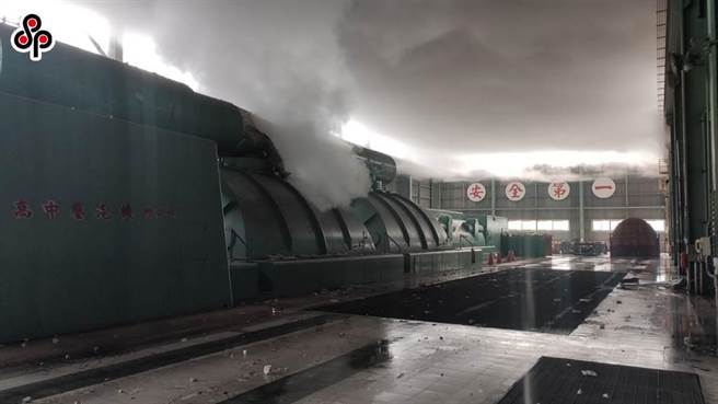 全台3日發生大停電，肇因於興達電廠開關站發生事故裡，根據台電提供的影像顯示電廠內部白煙瀰漫。（本報資料照）