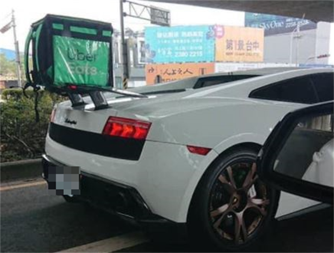 汽車專家在臉書粉絲團放上超跑上掛著外送包照片，立刻引起網友關注。（翻攝自汽車專家林大維粉絲團）