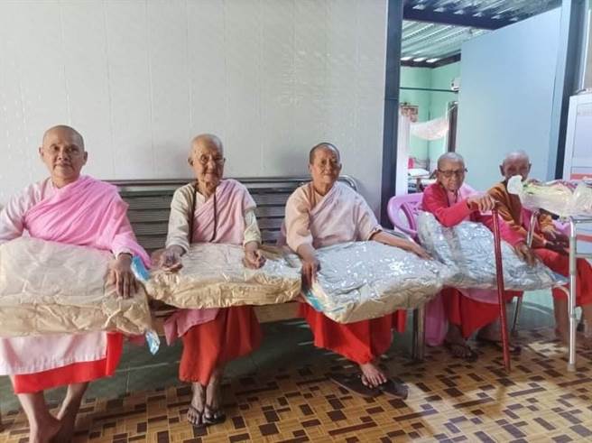 缅甸比丘尼学院收留的长者，在寒冬中收到灵鹫山常住法师的二手棉被，非常开心。（图由灵鹫山慈善基金会提供）