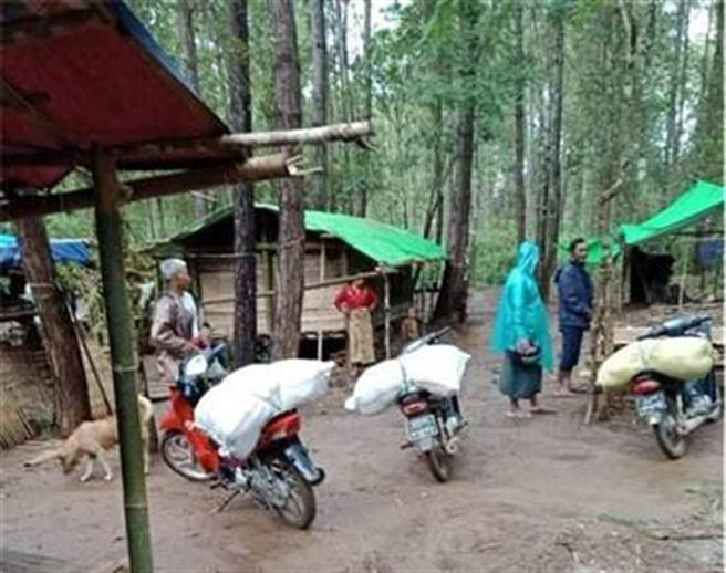 用摩托车将棉被分送到缅甸实皆省、掸邦、克耶邦等地流离失所的难民营。（图由灵鹫山慈善基金会提供）