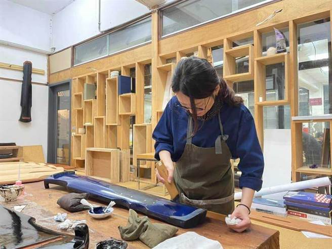华梵大学学生在百工坊制作古琴。（华梵大学提供）