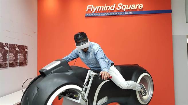 华梵大学拥有最潮的VR元宇宙教学设备「无限骑士」供学生体验学习。（华梵大学提供）