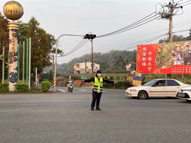今天下午嘉义地区又停电，竹崎分局启动警力于各路口交通疏导，确保交通顺畅、安全。（竹崎分局提供／张亦惠嘉县传真）