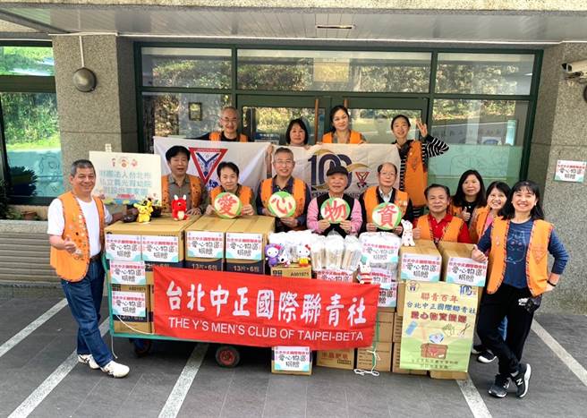 受到疫情影響，對弱勢團體來說更是雪上加霜，台北中正國際聯青社舉辦「中正愛心-讓愛溫暖社會」活動。（主辦單位提供）