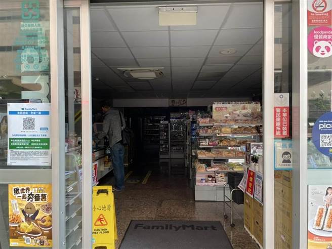 3日上午9時全台大停電，超商裡頭一片漆黑。（洪靖宜攝）