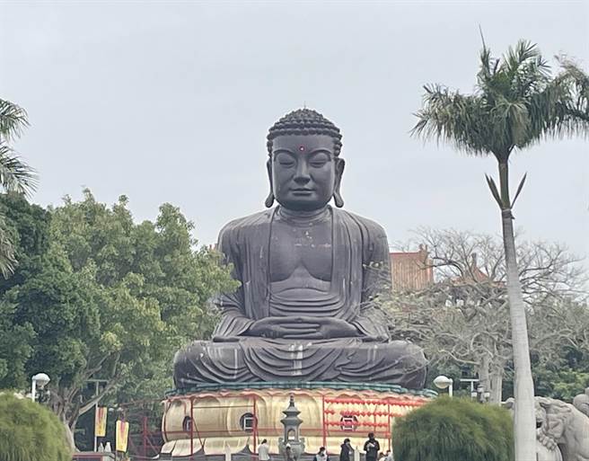 八卦山大佛歷經風吹雨打，多有破損、掉漆，彰化縣政府3日舉行開工祈福典禮，投入3100萬元進行修復。（吳敏菁攝）