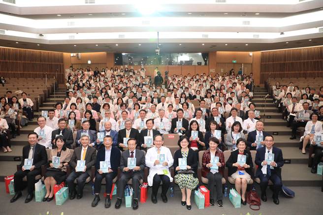 台中荣总院长陈适安（右）3日下午在中荣院区举办新书发表会，政商及学界多位重量级人士到场。（冯惠宜摄）
