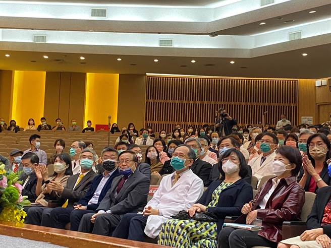 台中荣总院长陈适安3日下午在中荣院区举办新书发表会，立法院副院长蔡其昌、台中市长卢秀燕等人都到场祝贺。（冯惠宜摄）