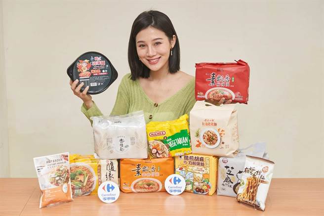 家乐福统计蔬食泡麵较去年成长超过1成，引进超过20款素泡麵新品。（家乐福提供）