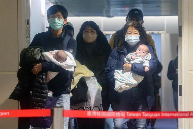 俄烏戰爭持續擴大，我國10名旅居烏克蘭國人日前自烏克蘭離境後，傳出因無PCR核酸檢測證明，受困於土耳其伊斯坦堡機場。3日10名國人都已在凌晨順利登機，於下午17時16分返抵桃園機場。其中還有2名剛出生3個多月的雙胞胎嬰兒沒有護照，移民署國境大隊特勤隊也派遣5名移民官，到場協助通關。（陳麒全攝）