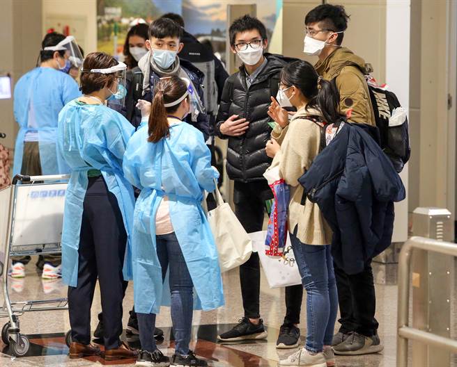 4位留學生在落地採檢結果為陰性後，由教育部工作人員引導，辦理後續入境手續。（陳麒全攝）