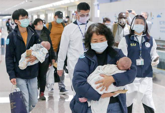 2名剛出生3個多月的雙胞胎嬰兒沒有護照，移民署國境大隊特勤隊也派遣5名移民官，到場協助通關。（陳麒全攝）