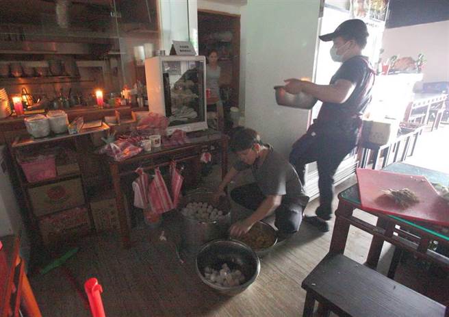 3日全台大停电，麵店师傅点蜡烛摸黑赶工。（张铠乙摄）