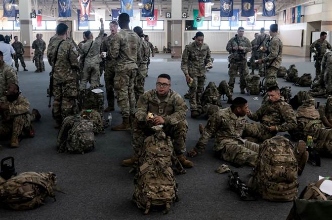 乌克兰颁布的「国际防御军团」招募世界各地有志者组成自卫队齐心保卫乌克兰，图为美国陆军准备前往乌克兰支援。(图/路透社) 