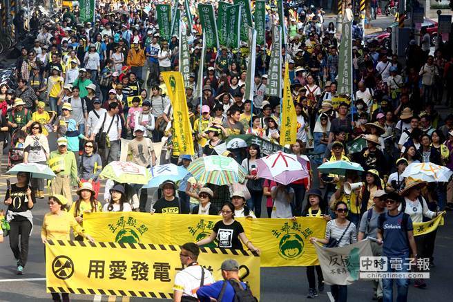 民进党过去在反核游行曾高举「用爱发电」标语。（图／中时资料库）
