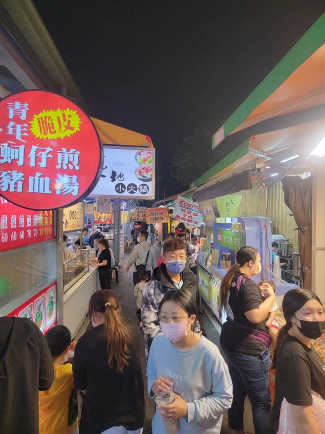 青年夜市沒停水停電，人潮跟平常差不多。（業者提供）