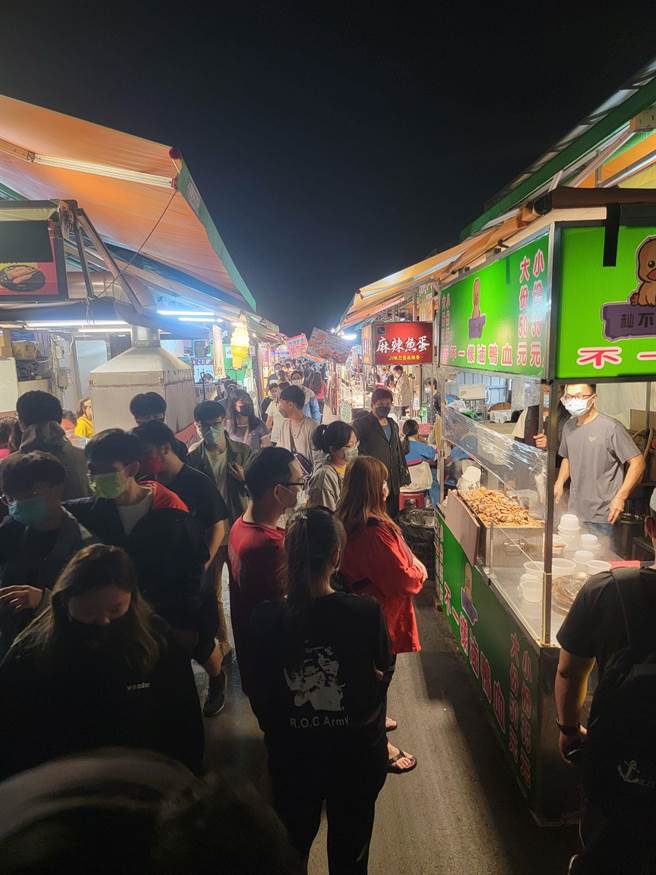 青年夜市沒停水停電，人潮跟平常差不多。（業者提供）
