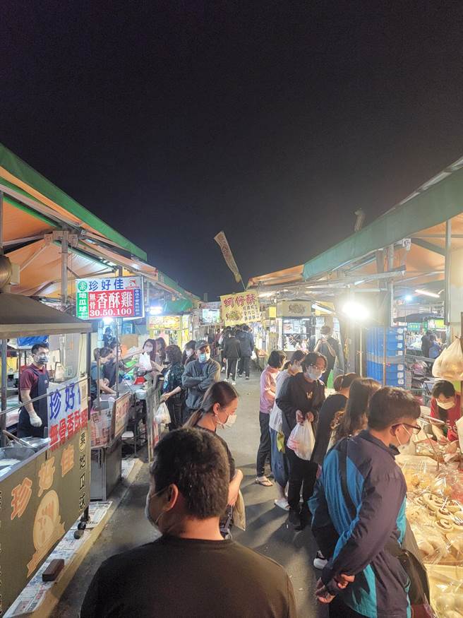 青年夜市沒停水停電，人潮跟平常差不多。（業者提供）