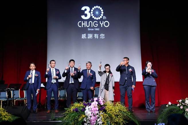 （中友百货总经理刘嘉诚(左三)、董事长刘福寿(中)、执行董事李奇庭(右三)、神农农业基金会董事刘家泽、惜福文教基金会董事兼执行长刘佳颖等高层主管，一同举杯庆祝中友30岁生日快乐！图／中友提供）
