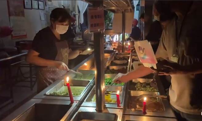 高雄市區停電，自助餐業者點蠟燭營業。（圖／林小彥提供）