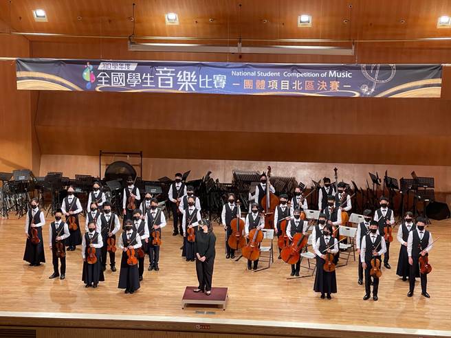 新竹县成功国中艺才班学生参加音乐竞赛碰上全台大停电，全员镇定演奏完整首曲子，获得台下评审热烈掌声。（家长提供／邱立雅竹县传真）