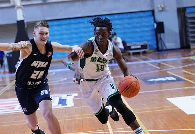 萬能科大蓋比（右）是幫助球隊前進4強的功臣之一。（大專體總提供）